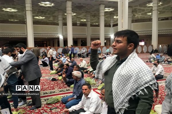 حضور پر شور دانش‌آموزان آموزش و پرورش ناحیه 2 شیراز در مراسم نماز جمعه