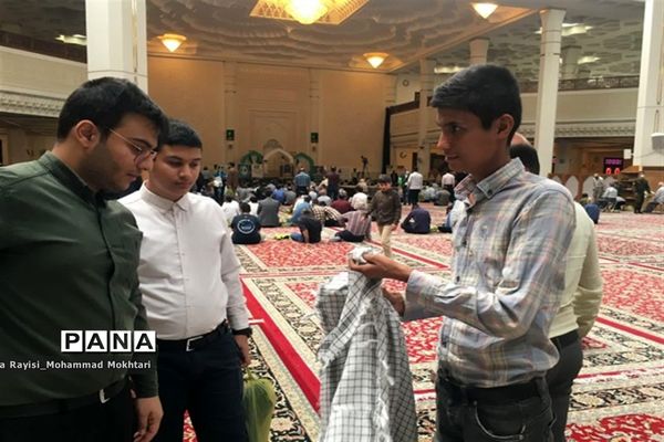 حضور پر شور دانش‌آموزان آموزش و پرورش ناحیه 2 شیراز در مراسم نماز جمعه