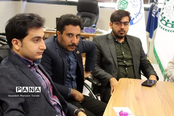 نشست تبیینی رئیس بسیج فرهنگیان فارس با اعضای قرارگاه شهید اسکندری سازمان دانش‌آموزی استان فارس