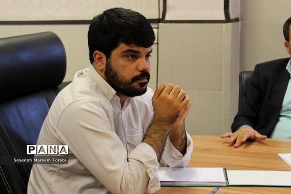 نشست تبیینی رئیس بسیج فرهنگیان فارس با اعضای قرارگاه شهید اسکندری سازمان دانش‌آموزی استان فارس