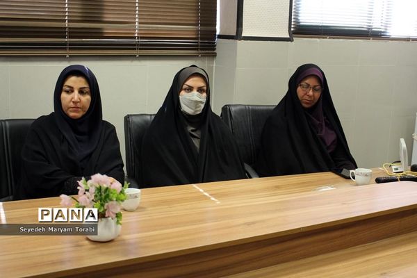 نشست تبیینی رئیس بسیج فرهنگیان فارس با اعضای قرارگاه شهید اسکندری سازمان دانش‌آموزی استان فارس