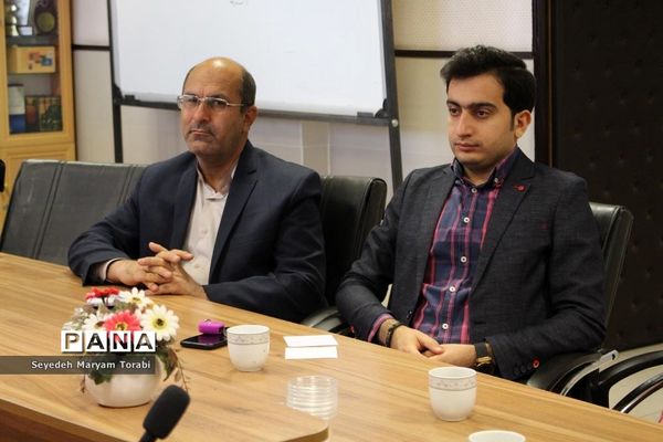 نشست تبیینی رئیس بسیج فرهنگیان فارس با اعضای قرارگاه شهید اسکندری سازمان دانش‌آموزی استان فارس