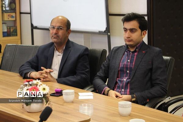 نشست تبیینی رئیس بسیج فرهنگیان فارس با اعضای قرارگاه شهید اسکندری سازمان دانش‌آموزی استان فارس