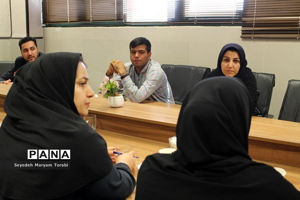نشست تبیینی رئیس بسیج فرهنگیان فارس با اعضای قرارگاه شهید اسکندری سازمان دانش‌آموزی استان فارس