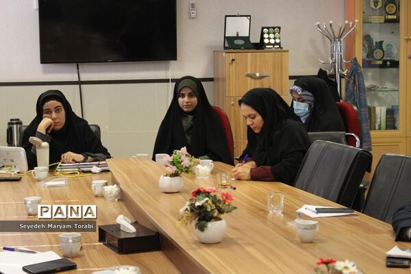 نشست تبیینی رئیس بسیج فرهنگیان فارس با اعضای قرارگاه شهید اسکندری سازمان دانش‌آموزی استان فارس