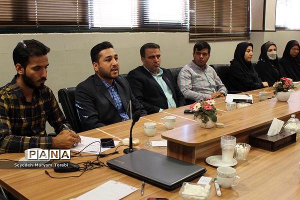 نشست تبیینی رئیس بسیج فرهنگیان فارس با اعضای قرارگاه شهید اسکندری سازمان دانش‌آموزی استان فارس
