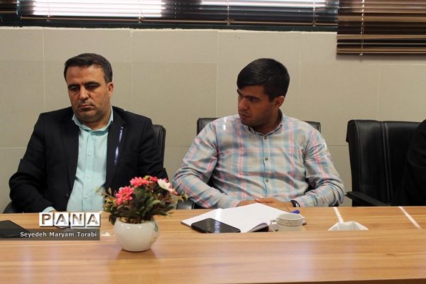 نشست تبیینی رئیس بسیج فرهنگیان فارس با اعضای قرارگاه شهید اسکندری سازمان دانش‌آموزی استان فارس