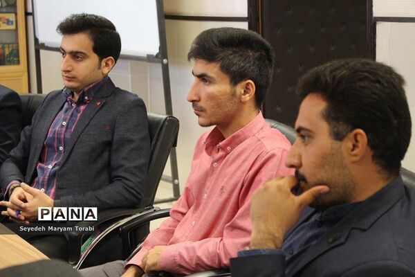 نشست تبیینی رئیس بسیج فرهنگیان فارس با اعضای قرارگاه شهید اسکندری سازمان دانش‌آموزی استان فارس