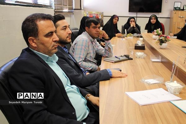نشست تبیینی رئیس بسیج فرهنگیان فارس با اعضای قرارگاه شهید اسکندری سازمان دانش‌آموزی استان فارس