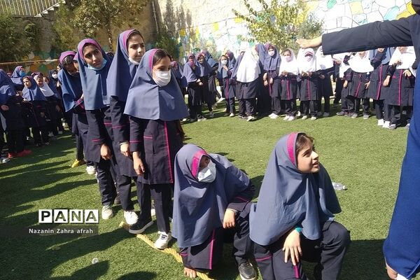 برگزاری مسابقه طناب‌کشی ویژه روز جهانی کودک در دبستان شهید سجادیان رودهن