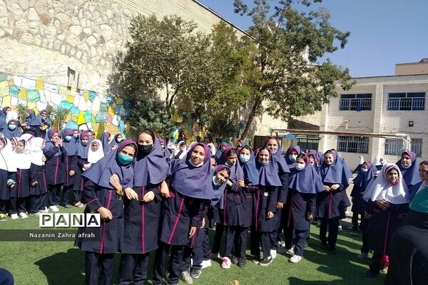 برگزاری مسابقه طناب‌کشی ویژه روز جهانی کودک در دبستان شهید سجادیان رودهن