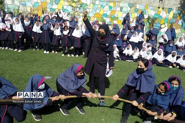 برگزاری مسابقه طناب‌کشی ویژه روز جهانی کودک در دبستان شهید سجادیان رودهن
