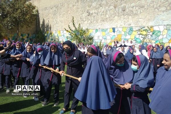 برگزاری مسابقه طناب‌کشی ویژه روز جهانی کودک در دبستان شهید سجادیان رودهن