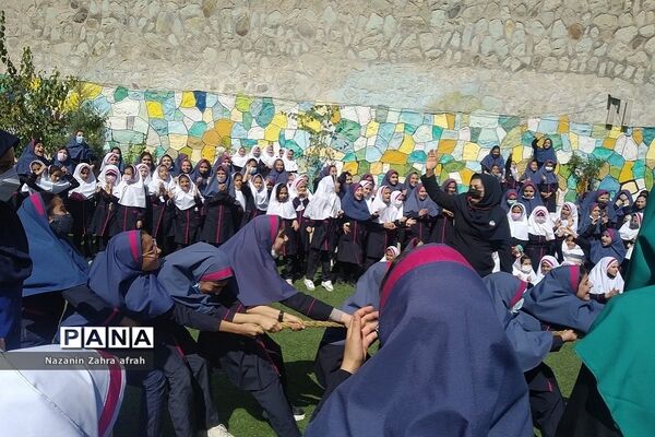 برگزاری مسابقه طناب‌کشی ویژه روز جهانی کودک در دبستان شهید سجادیان رودهن