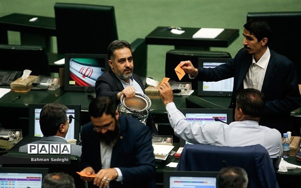 موافقت مجلس با دو فوریت لایحه «متناسب‌سازی حقوق کارکنان دولت و بازنشستگان کشوری و لشکری»