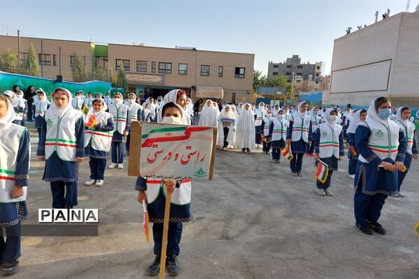 بازدید قائم مقام سازمان دانش‌آموزی جمهوری اسلامی ایران از مدرسه تمام تشکیلاتی حاج حسن اصلانی 2 اصفهان