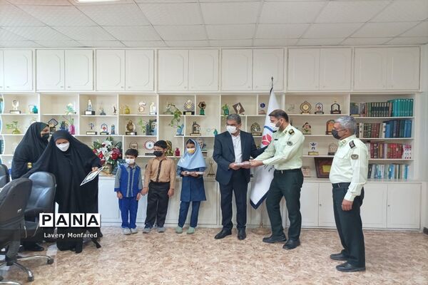 تجلیل از دانش‌آموزان برگزیده مسابقات نقاشی هفته فراجا استان بوشهر