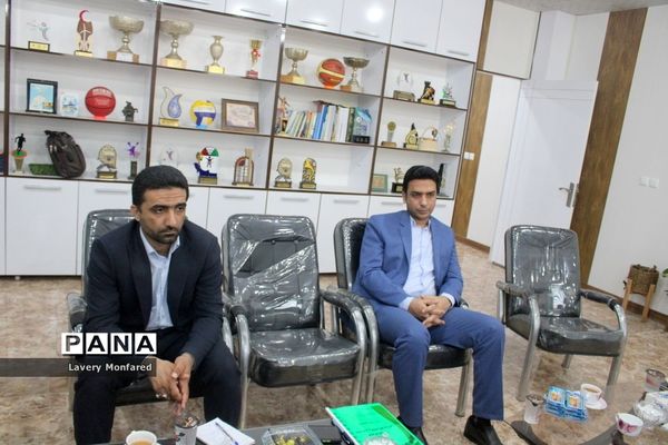 نشست معاون تربیت‌بدنی و سلامت آموزش و پرورش استان بوشهر با  رئیس هیات ورزش روستایی و بازی‌های بومی محلی استان