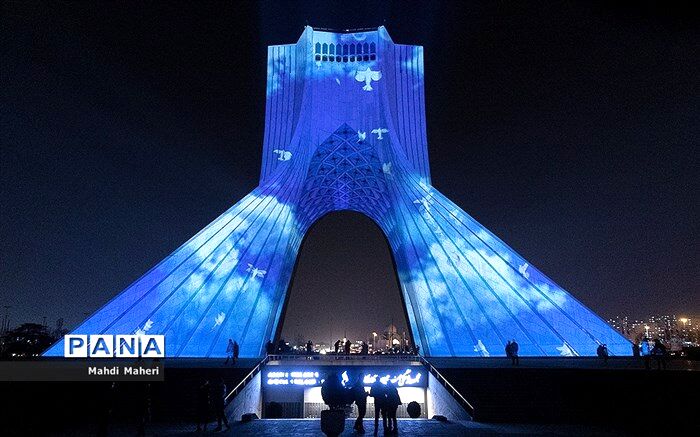 بازدید رایگان کودکان از برج آزادی به مناسبت هفته ملی کودک
