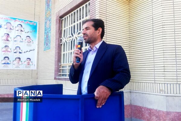 مراسم «جشن ملی پرچم» در دبیرستان پسرانه نمونه آیت‌ الله خامنه‌ای کاشمر