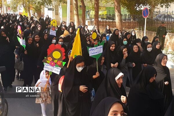خروش دانش‌آموزان شهر کلات در پاسخ به اغتشاشات اخیر در کشور
