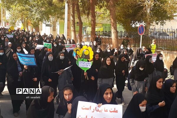 خروش دانش‌آموزان شهر کلات در پاسخ به اغتشاشات اخیر در کشور