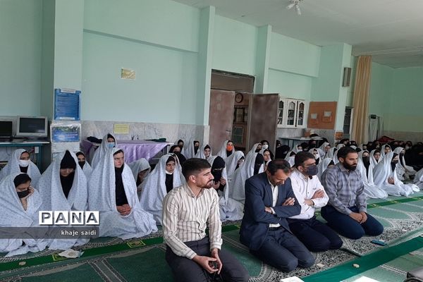 برگزاری مراسم نماز به‌مناسبت هفته نیروی انتظامی در دبیرستان شبانه‌روزی الزهرا اصفهان