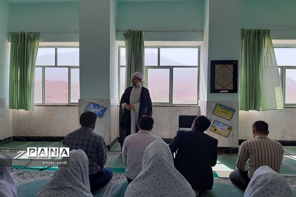 برگزاری مراسم نماز به‌مناسبت هفته نیروی انتظامی در دبیرستان شبانه‌روزی الزهرا اصفهان