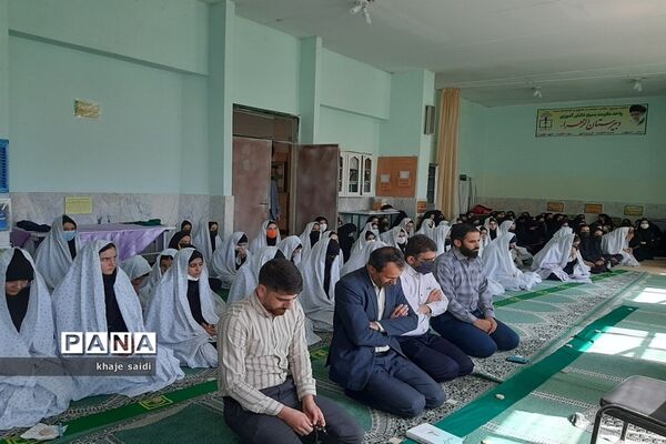 برگزاری مراسم نماز به‌مناسبت هفته نیروی انتظامی در دبیرستان شبانه‌روزی الزهرا اصفهان