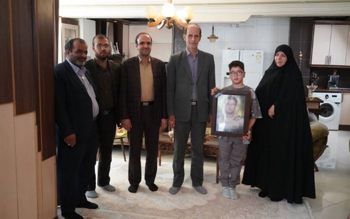 دیدار مدیر کل آموزش و پرورش استان اصفهان با خانواده شهید اسماعیل‌زاده