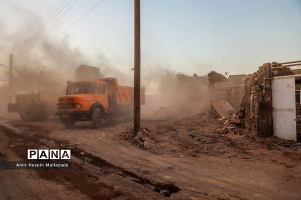 مناطق زلزله زده خوی؛ آغاز عملیات آواربرداری