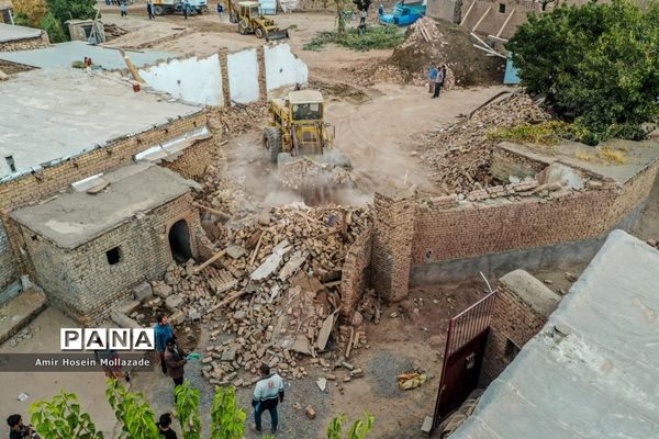 مناطق زلزله زده خوی؛ آغاز عملیات آواربرداری