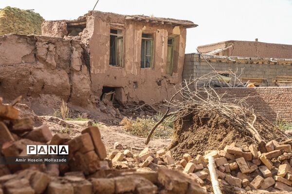 مناطق زلزله زده خوی؛ آغاز عملیات آواربرداری