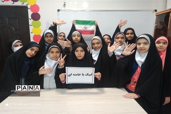 شرکت دانش آموزان خراسان جنوبی در پویش لبیک یا خامنه‌ای