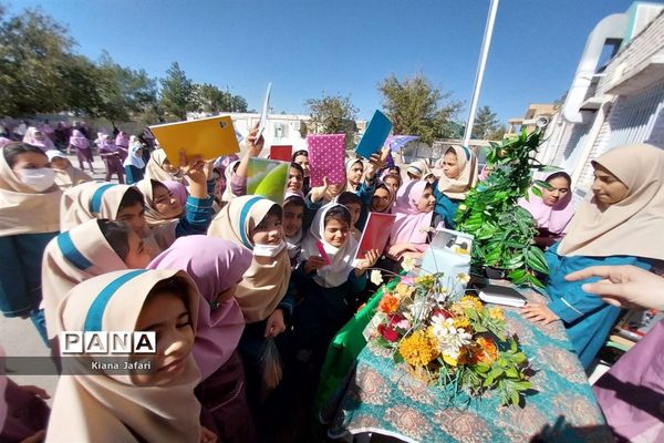آیین مراسم جشن عاطفه و جشن پرچم در دبستان سمیه کاشمر