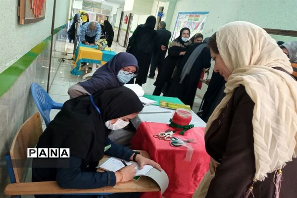 برگزاری انتخابات انجمن اولیا و مربیان دبیرستان نمونه دولتی شرافت شهرستان ساوجبلاغ