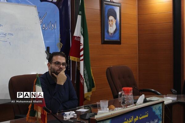 نشست جهاد تبیین ویژه اعضای هیات رئیسه مجلس دانش‌آموزی نواحی چهارگانه شیراز