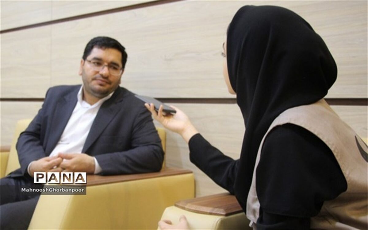 هویت دانش آموزان در دوره کودکی و نوجوانی شکل می گیرد