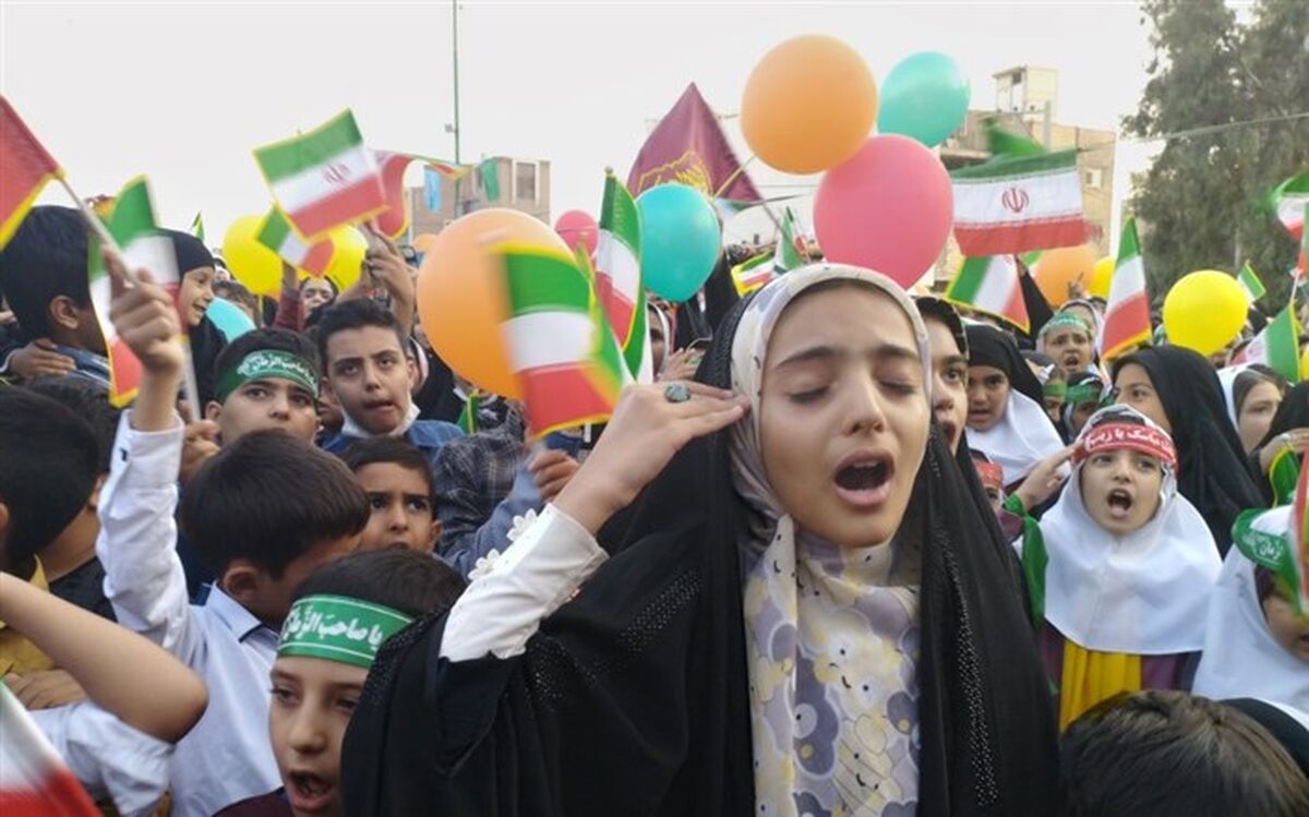 اجرای سرود توسط دانش‌آموزان دختر دهه‌ نودی در شهر کوشک اصفهان / فیلم