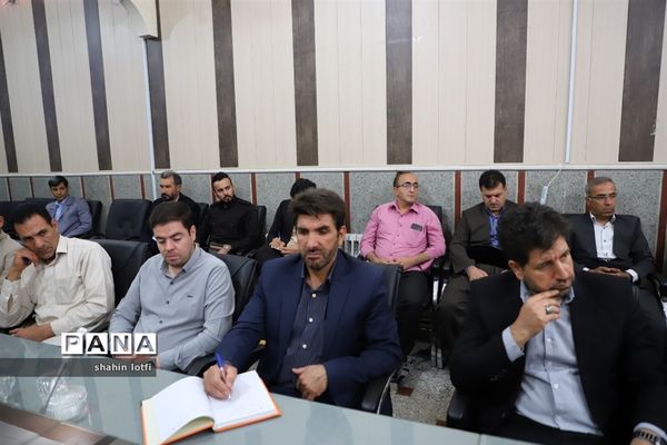 نشست معاونان پرورشی، تربیت‌بدنی و روسای ادرات دانش‌آموزی آموزش و پرورش کرمانشاه