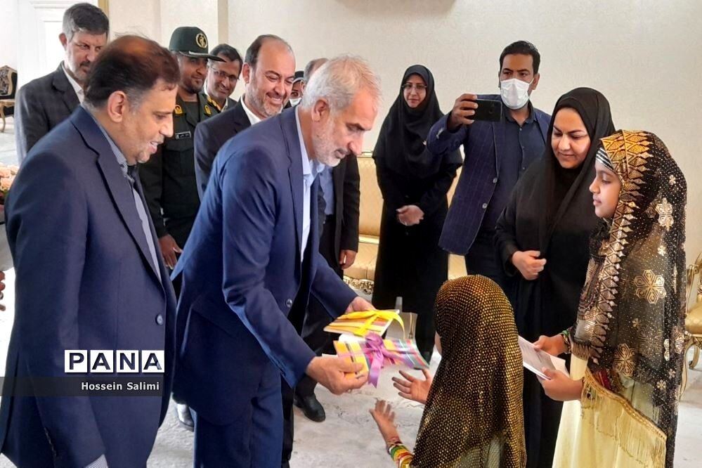 مراسم استقبال از وزیر آموزش و پرورش در فرودگاه بین‌المللی بندرعباس