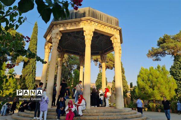 آرامگاه حافظ در سالروز این شاعر پرآوازه