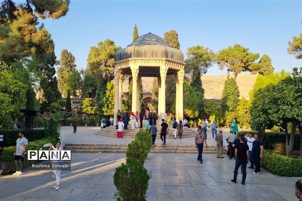 آرامگاه حافظ در سالروز این شاعر پرآوازه