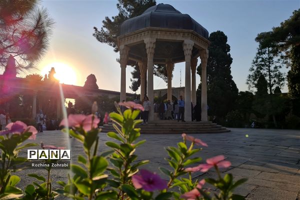 آرامگاه حافظ در سالروز این شاعر پرآوازه