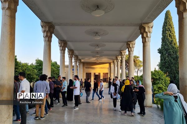 آرامگاه حافظ در سالروز این شاعر پرآوازه