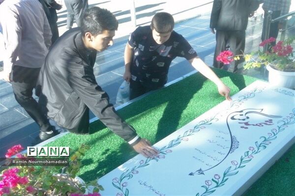 حضور دانش‌آموزان و فرهنگیان منطقه۹ در دعای ندبه