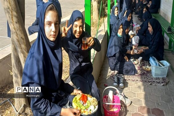 سفره صبحانه نشاط و شادی در دبیرستان شاهد مسفروش کاشان