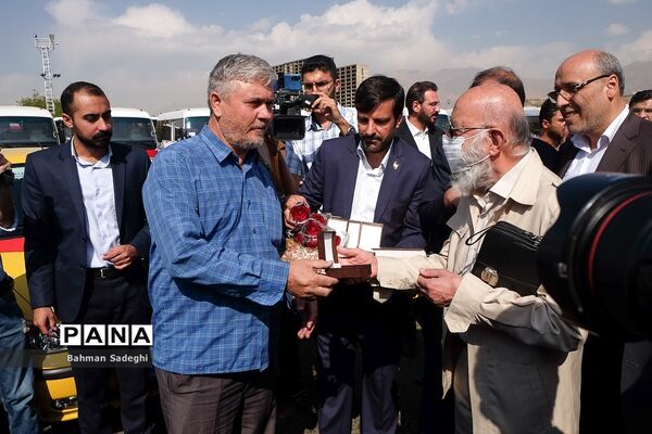 آیین تحویل دو‌ هزارمین تاکسی جایگزین و 200 دستگاه اتوبوس در طرح نوسازی ناوگان فرسوده
