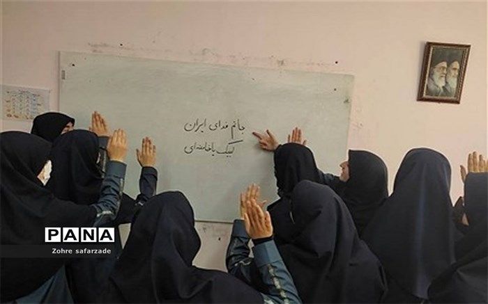 تجدید بیعت و لبیک به رهبر، توسط دانش‌آموزان دبیرستان تربیت رودهن‌/ فیلم