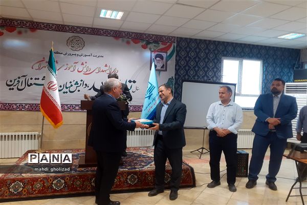 برگزاری همایش  هفته وحدت شورای اداری آموزش و پرورش منطقه 16